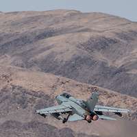 Zu sehen ist ein startender Kampfjet vom Typ Tornado vor einer Wüstenlandschaft.