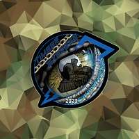 Das Logo der Übung umfasst die Reflexion eines Zuges in einem Reptilienauge auf einem polygonen Hintergrund.