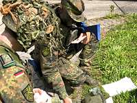 Zwei Soldaten bei einer Lagebesprechung Zwei Soldaten bei einer Lagebesprechung