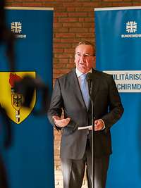 Pressestatements des Verteidigungsministers beim MAD.