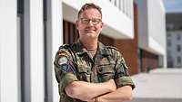 Soldat in Flecktarn vor einem Gebäude