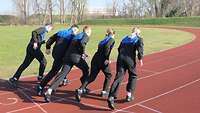 Fünf junge Menschen bei der Sportausbildung