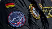 Nahaufnahme des Slovak International Air Fest-Patches am Oberarm einer Fliegerkombi.