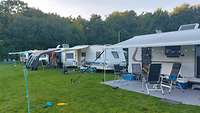 Vier Campinganhänger auf einem Campingplatz