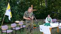 Feldgottesdienst mit Militärpfarrer Iurii Kuliievych und Oberstleutnant Christoph Burner