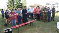 Gottesdienstbesucher singen ein Lied
