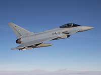Eurofighter Ein Kampfflugzeug im Flug.