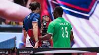 Ein US-amerikanischer und ein nigerianischer Tischtennisspieler gehen gemeinsam vom Spielfeld