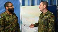 Zwei Soldaten unterhalten sich miteinander.