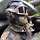 Panzerfahrer mit Schutzhaube und Schutzbrille im Panzer