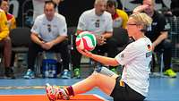Aufschlag in der Disziplin Sitzvolleyball
