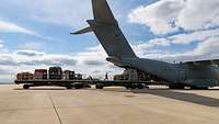 Soldaten verladen Hilfsgüter in das Transportflugzeug A400M