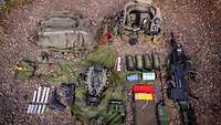 Blick von oben auf ausgebreitetes Sprunggepäck mit Waffen und Munition