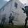 Mehrere Soldaten rennen mit Gewehr im Nebel zwischen Gebäuden.