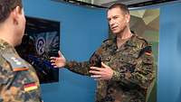 Ein Soldat steht einem Soldaten während eines Interviews gegenüber.