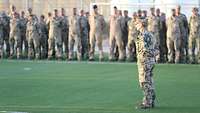 Eine Formation angetretenen Gruppe Soldatinnen und Soldaten