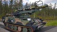 Ein Panzer der mit drei Raketen beladen ist