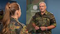 Ein Soldat steht einer Soldatin während eines Interviews gegenüber.
