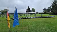 Kreuze und Fahnen auf dem Soldatenfriedhof Važec