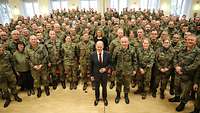 Der Bundeskanzler steht vor einer großen Gruppe von Soldatinnen und Soldaten 