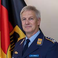 Soldat vor Deutschlandflagge