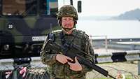 Ein bewaffneter Mann in Uniform.
