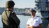 Ein ranghoher Offizier unterhält sich mit einem anderen Soldaten.