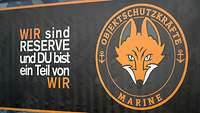 Ein Wappen zeigt einen Fuchs und einen Schriftzug.