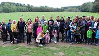 Mehrere Menschen stehen zu einem Gruppenbild zusammen. 