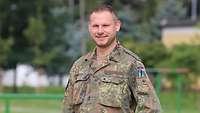 Porträt eines lächelnden Soldaten.