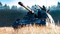 Die Panzerhaubitze 2000 ist das ausführende Element bei der Übung TIMBER EXPRESS 2023.