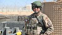 Ein Soldat in seinem Wachanzug mit Schutzweste und Bewaffnung.
