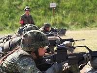 Soldaten mit Maschinengewehren Soldaten mit Maschinengewehren
