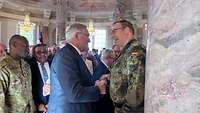 Menschen beim Empfang in einem Schlosssaal