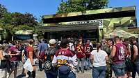 Andrang von Football-Fans vor einem Karrieretruck der Bundeswehr.