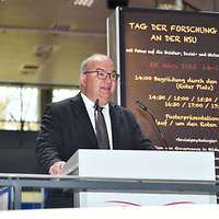 Ein Mann spricht an einem Podium 