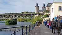 Teilnehmende Wallfahrer auf dem Weg zum Kloster Wechselburg