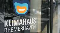 Unter dem Logo des Klimahaus steht der Schriftzug „Klimahaus Bremerhaven“.
