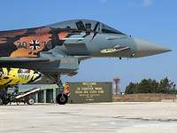 Zu Gast in Goia del Colle Zwei sonderfolierte Kampfjets stehe auf dem Rollfeld