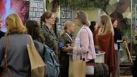 Am Messestand der Bundeswehr auf der herCAREER sind viele Frauen in Beratungsgesprächen.