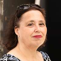 Eine Portraitaufnahme von einer Frau im Ehrenmal der Bundeswehr.