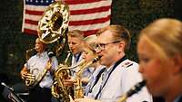 Musikerinnen und Musiker der modern Brass Band beim Oktoberfest in Washington DC.