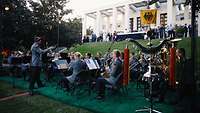 Das Heeresmusikkorps auf der Terrasse der deutschen Botschaft 