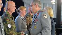 Inspekteur des Heeres Generalleutnant Mais und Hauptfeldwebel Steinkat anlässlich der Veröffentlichung des Buches "Überleben" während der Invictus Games Inspekteur des Heeres Generalleutnant Mais und Hauptfeldwebel Steinkat