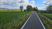 Ein Radweg im Kreis Waldeck-Frankenberg bei schönem Wetter