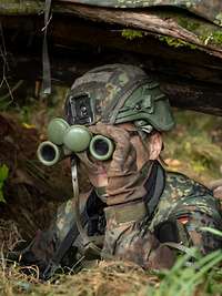 Soldaten beobachten das Vorfeld aus einer Stellung heraus