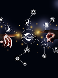 zwei Hände zeigen mit dem Finger auf das Logo Innovationsmanagement