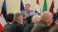 Ein General steht an einem Rednerpult 