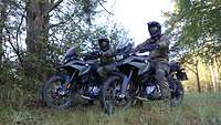 Zwei Kradmelder der Bundeswehr sitzen auf ihren Motorrädern BMW F 850 GS.