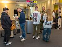 Am Stand der Bundeswehr waren individuelle Gespräche möglich Karriereberater erklären Interessierten die Karrieremöglichkeiten der Bundeswehr.
